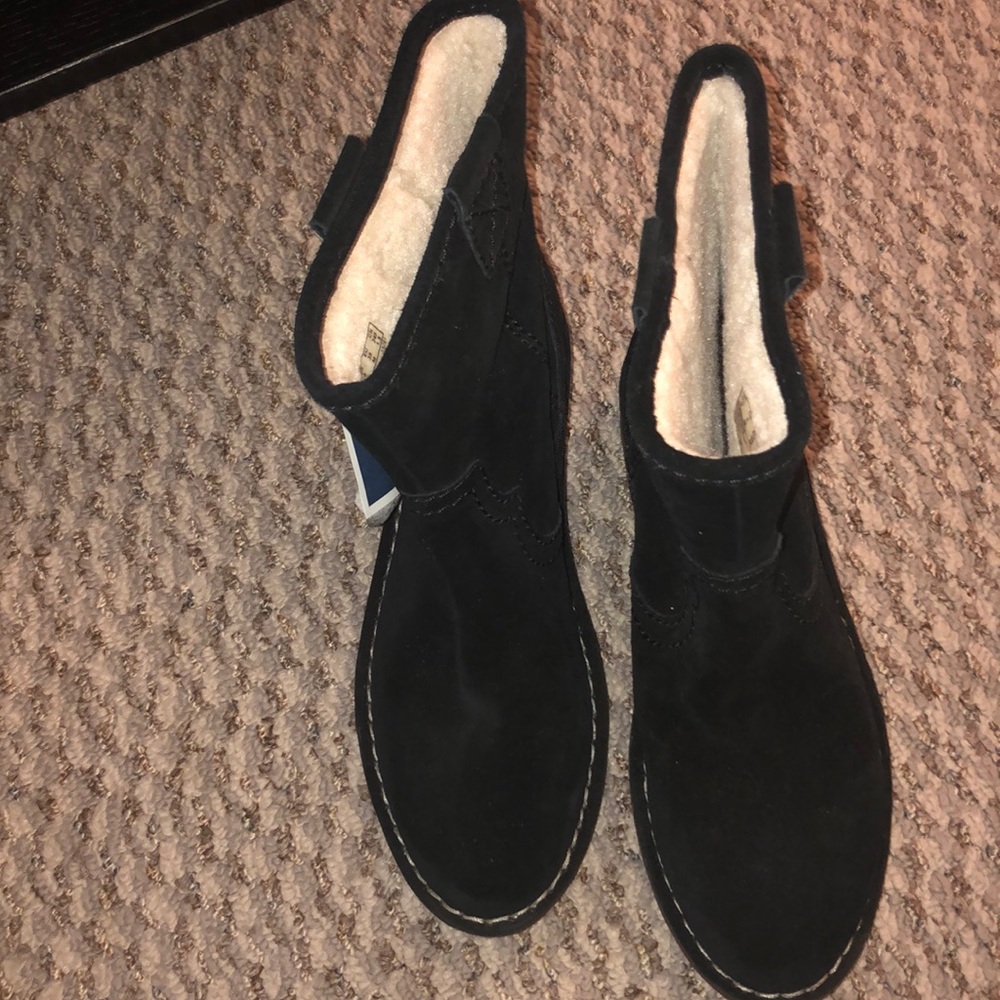 Black Sherpa suede boots